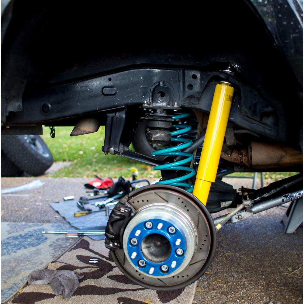 Dobinsons Twin Tube 1-2.5 inch Lift Kit for Landcruiser 200 Series (08-21) with yellow shocks and teal coil springs installed