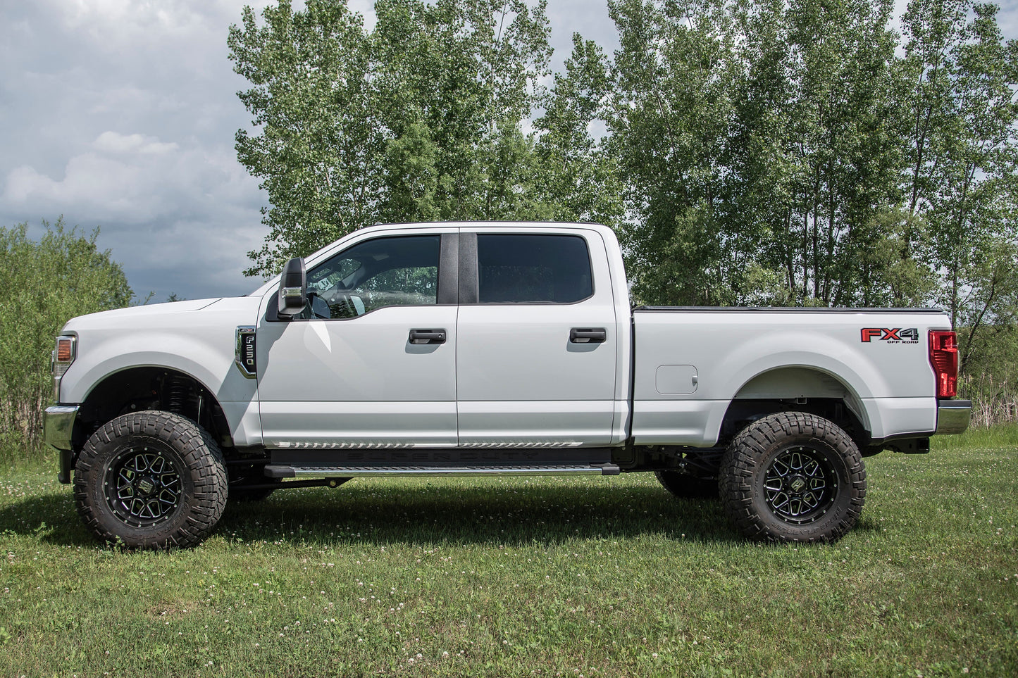 BDS 5 Inch Lift Kit w/ Radius Arm | Ford F250/F350 Super Duty (20-22) 4WD | Diesel with heavy-duty suspension and off-road wheels