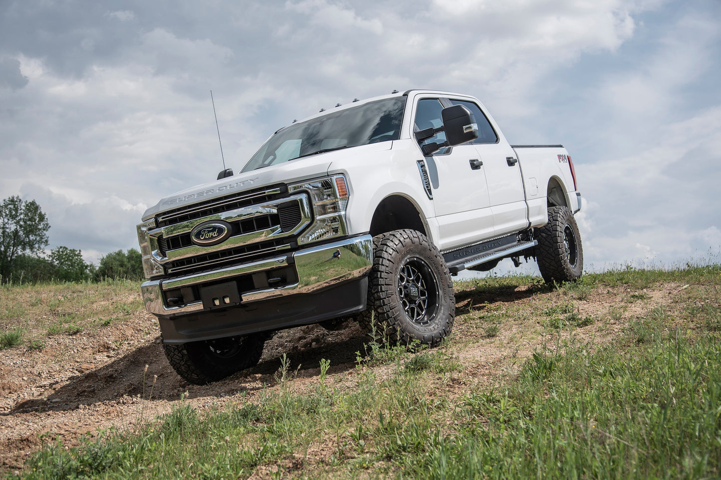 BDS 5 Inch Lift Kit w/ 4-Link | Ford F250/F350 Super Duty (20-22) 4WD | Diesel lifted white truck off-road stance