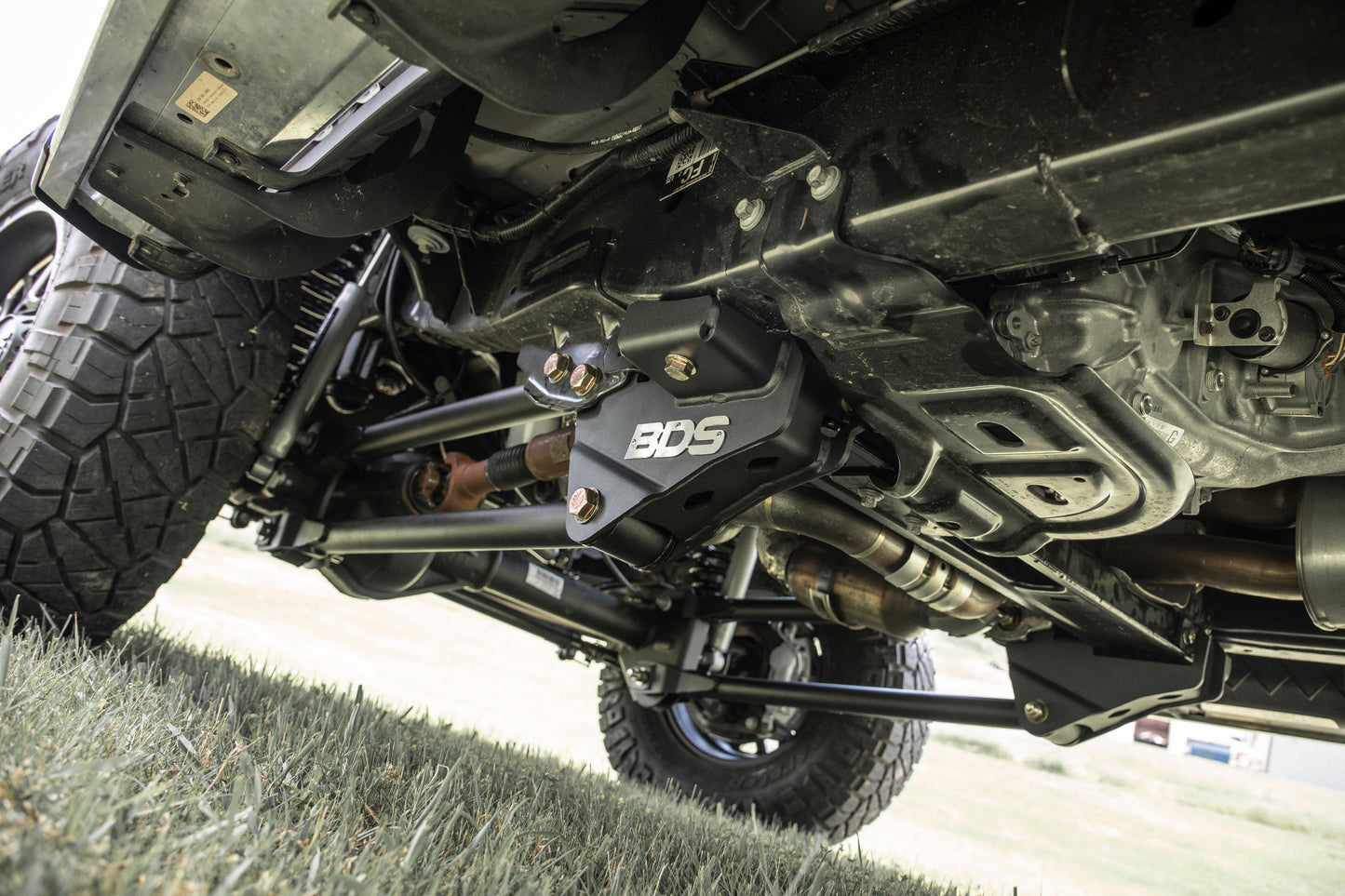 BDS Suspension BDS 5 Inch Lift Kit w/ 4-Link | Ford 2020 F250/F350 Super Duty 4WD heavy-duty off-road suspension components underside view