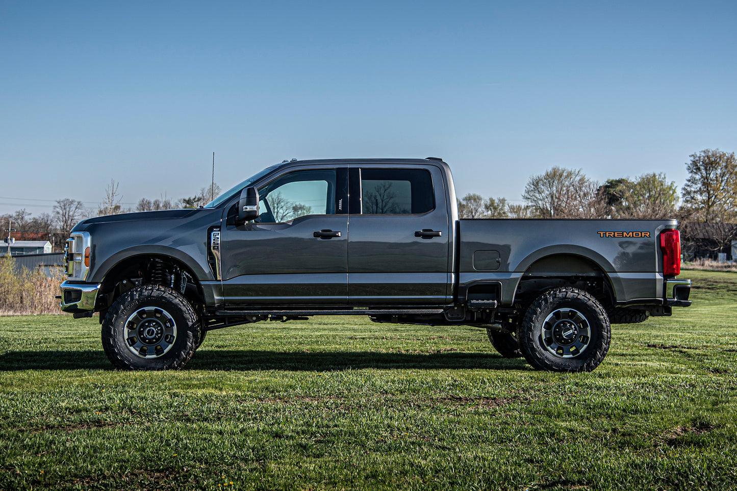 BDS 5 Inch Lift Kit w/ Radius Arm | Ford F250/F350 Super Duty (23-24) 4WD | Gas lifted gray truck on grass with off-road tires