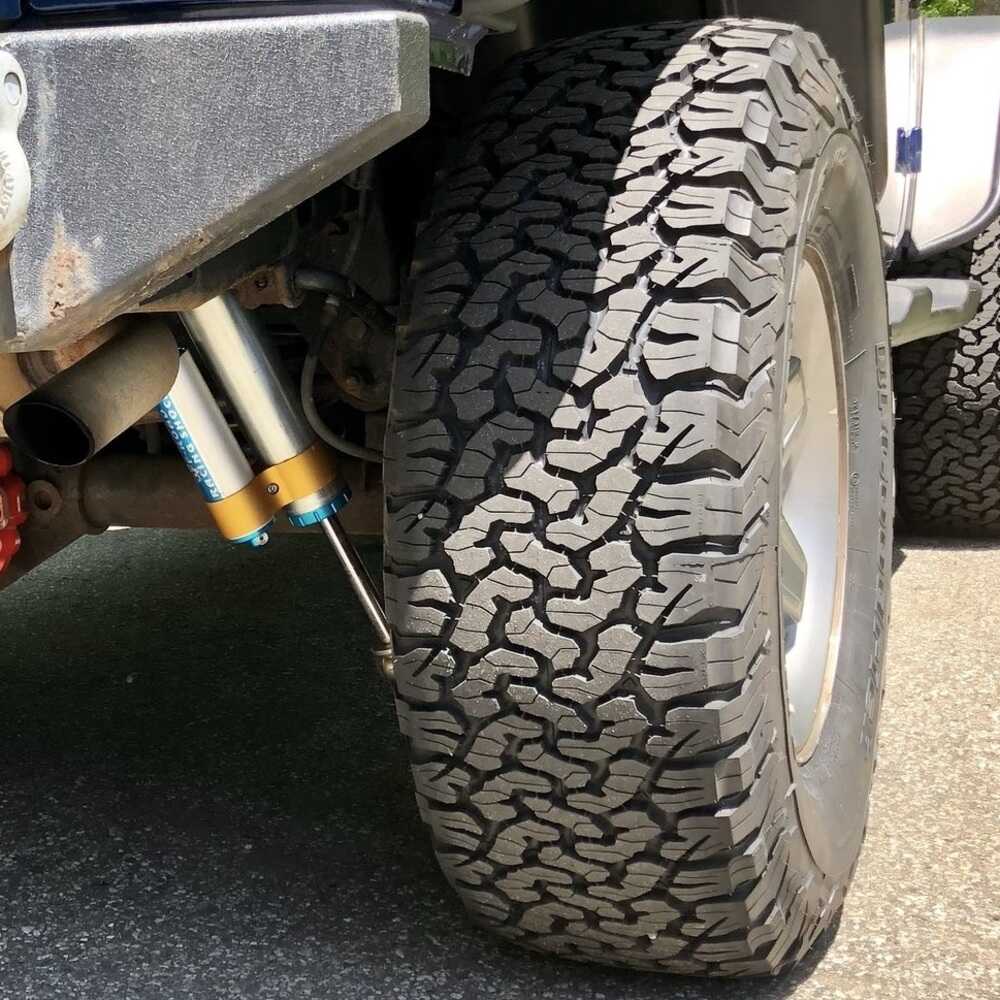 King Shocks KING 1.5 - 2 inch Leveling Kit for Wrangler JK (07-18) with dual remote reservoir shock absorbers and off-road tire