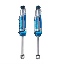 Load image into Gallery viewer, A pair of King Shocks Front 2.5 Piggy Hose Reservoir Shocks (PAIR) for Jeep Wrangler JK 07-18 on a white background, designed for off-road performance.