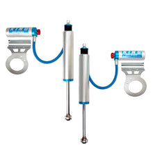 Load image into Gallery viewer, King Shocks Front 2.5 Piggy Hose Shock w/Adjuster (PAIR) for RAM 2500 14-ON (4WD)