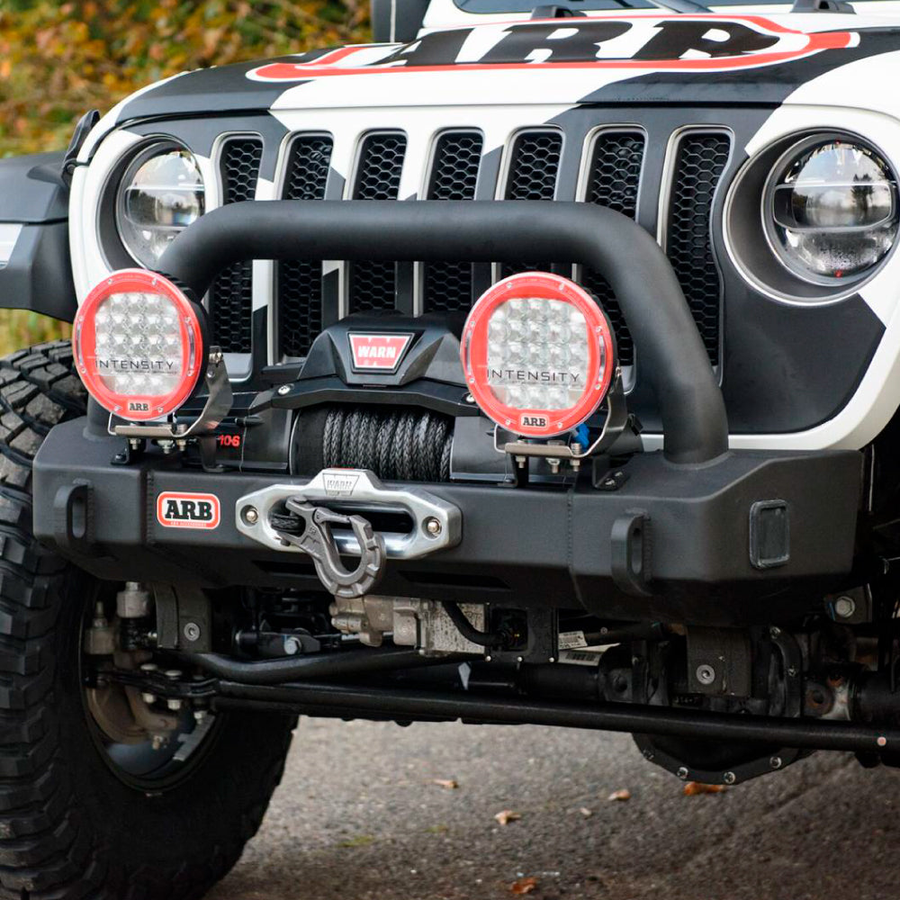 The ARB Classic Stubby Front Bumper For Jeep Wrangler JL 2018-2021, Gladiator 2020-2021 with lights on it.