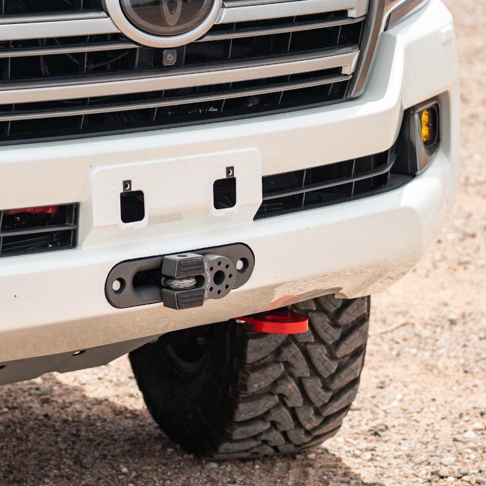 The white Toyota Land Cruiser features a sturdy steel front bumper equipped with ARB Recovery Point 8T 2815020, ensuring both durability and enhanced visibility.